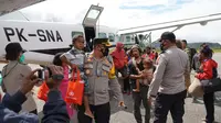 Sebelas warga yang dievakuasi dari Distrik Kiwirok menggunakan pesawat terbang pada Sabtu (25/9/2021) pagi sekitar pukul 09.00 WIT tiba di Distrik Oksibil, Kabupaten Pegunungan Bintang, Provinsi Papua. (Ist)