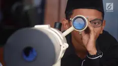Tim Rukyat Hilal AL Husna MAJT Semarang mengintip hilal di Menara Al-Husna Masjid Agung Jawa Tengah, Selasa (15/5 ). Meski bulan di ufuk titik tengah belum terlihat, penentuan Ramadan masih menunggu Sidang Isbat Kementerian Agama. (Liputan6.com/Gholib)