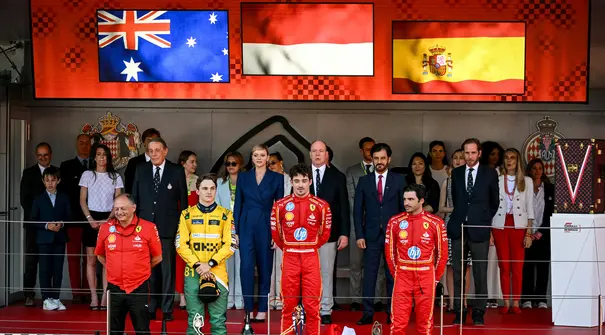 Pembalap Ferrari, Charles Leclerc (tengah) berhasil memenangkan balapan Formula 1 GP Monaco 2024 di Circuit de Monaco, Minggu (26/05/2024). Ini menjadi kemenangan kandang perdana pembalap asal Monaco tersebut. (AFP/Nicolas Tucat)