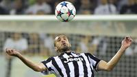 9. Giorgio Chiellini, bek asal Italia ini menjelma jadi salah satu ikon dari Juventus. Sudah 11 tahun dirinya berkostum hitam putih mulai dari berlaga di Serie B hingga akhirnya kembali merajai Serie A sudah dilaluinya. (AFP/Olivier Morin)  