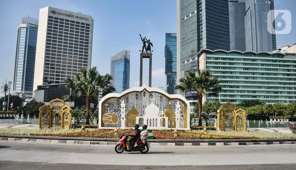 Pengendara motor melintas saat Hari Raya Idul Fitri 1444 Hijriah di Jalan Jenderal Sudirman, Jakarta, Sabtu (22/4/2023).  (merdeka.com/Iqbal S. Nugroho)