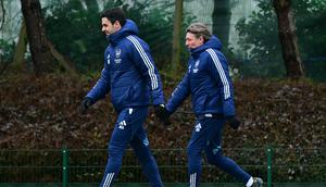 Mikel Arteta (kiri) dan Gabriel Heinze (kanan) bahu membahu bersama di Arsenal. (Ben STANSALL / AFP)