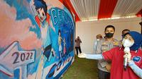 Angrek Gunawan, Siswi SMPN 1 Kota Cilegon, Juarai Lomba Bhyanagkari Mural Festival. (Sabtu, 30/10/2021). (Liputan6.com/Yandhi Deslatama(.