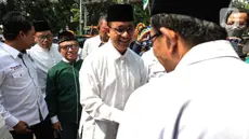 Mantan Gubernur Jakarta, Anies Baswedan menyambangi kantor Dewan Pimpinan Wilayah (DPW) Partai Kebangkitan Bangsa (PKB) Jakarta, di kawasan Pulo Gadung, Jakarta Timur, Minggu (21/7/2024). (Liputan6.com/Angga Yuniar)