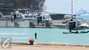 Anggota TNI AL melakukan terjun dari helikopter saat peringatan HUT TNI ke-70 di Dermaga Indah Kiat, Cilegon, Banten, Senin (5/10/2015). HUT TNI Ke-70 ditandai atraksi tempur tiga matra TNI Angkata Darat, Laut dan Udara. (Liputan6.com/Faisal Fanani)