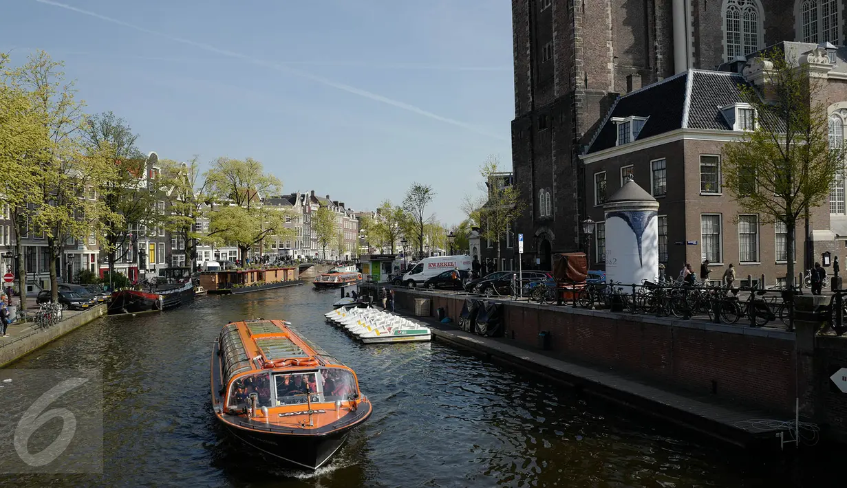 Suasana kanal di Amsterdam, Belanda (April 2017). Meskipun pada abad ke-19 kotor dan dipenuhi limbah, kini kanal-kanal di Belanda yang memiliki panjang lebih dari seratus kilometer menjadi objek wisata terkenal di dunia. (Liputan6.com/Immanuel Antonius)