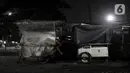 Sejumlah gerobak pedagang kaki lima yang tutup berjajar di kawasan Kanal Banjir Timur (KBT), Jakarta, Minggu (5/4/2020). Pasar malam di kawasan KBT ditiadakan hingga waktu yang belum ditentukan guna mencegah penyebaran virus corona COVID-19. (merdeka.com/Iqbal S. Nugroho)