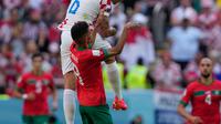 Pemain Kroasia Dejan Lovren (atas) melompati pemain Maroko Azzedine Ounahi untuk menyundul bola pada pertandingan sepak bola Grup F Piala Dunia 2022 di Stadion Al Bayt, Al Khor, Qatar, Rabu (23/11/2022). Pertandingan berakhir imbang dengan skor 0-0. (AP Photo/Thanassis Stavrakis)