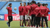 Aksi Mohamed Salah (kiri) memainkan bola saat sesi latihan tim Mesir di St. Petersburg stadium, St. Petersburg, Rusia, (18/6/2018). Mesir akan melawan Rusia pada laga kedua Piala Dunia 2018.  (AP/Dmitri Lovetsky)