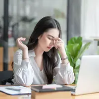Ilustrasi perempuan bekerja/copyrightshutterstock/Amnaj Khetsamtip