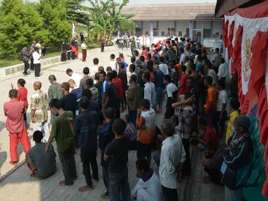 Pasien ODGJ Yayasan Al Fajar Berseri mengikuti upacara bendera dalam rangka memperingati Hari Kemerdekaan Ke-76 RI di Tambun, Bekasi,Jawa Barat  Selasa (17/8/2021). Upacara dan perlombaan tersebut dilakukan untuk memupuk rasa nasionalisme dan kebangsaan. (merdeka.com/Imam Buhori)