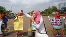 Seorang mahasiswi berorasi dihadapan aktivis Pergerakan Mahasiswa Islam Indonesia Puteri yang menggelar aksi memperingati Hari Kelahiran Pancasila, di depan Istana Merdeka, Jakarta, Senin (1/6/2015). (Liputan6.com/Faizal Fanani)