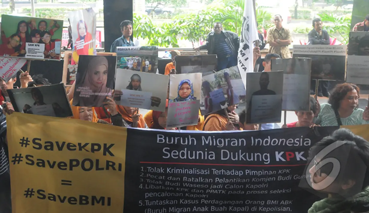 Puluhan buruh migran mendatangi dan berunjuk rasa di depan gedung KPK, Jakarta, Jumat (13/2/2015). Aksi Buruh Migran Indonesia sebagai bentuk dukungan kepada KPK. (Liputan6.com/Herman Zakharia)
