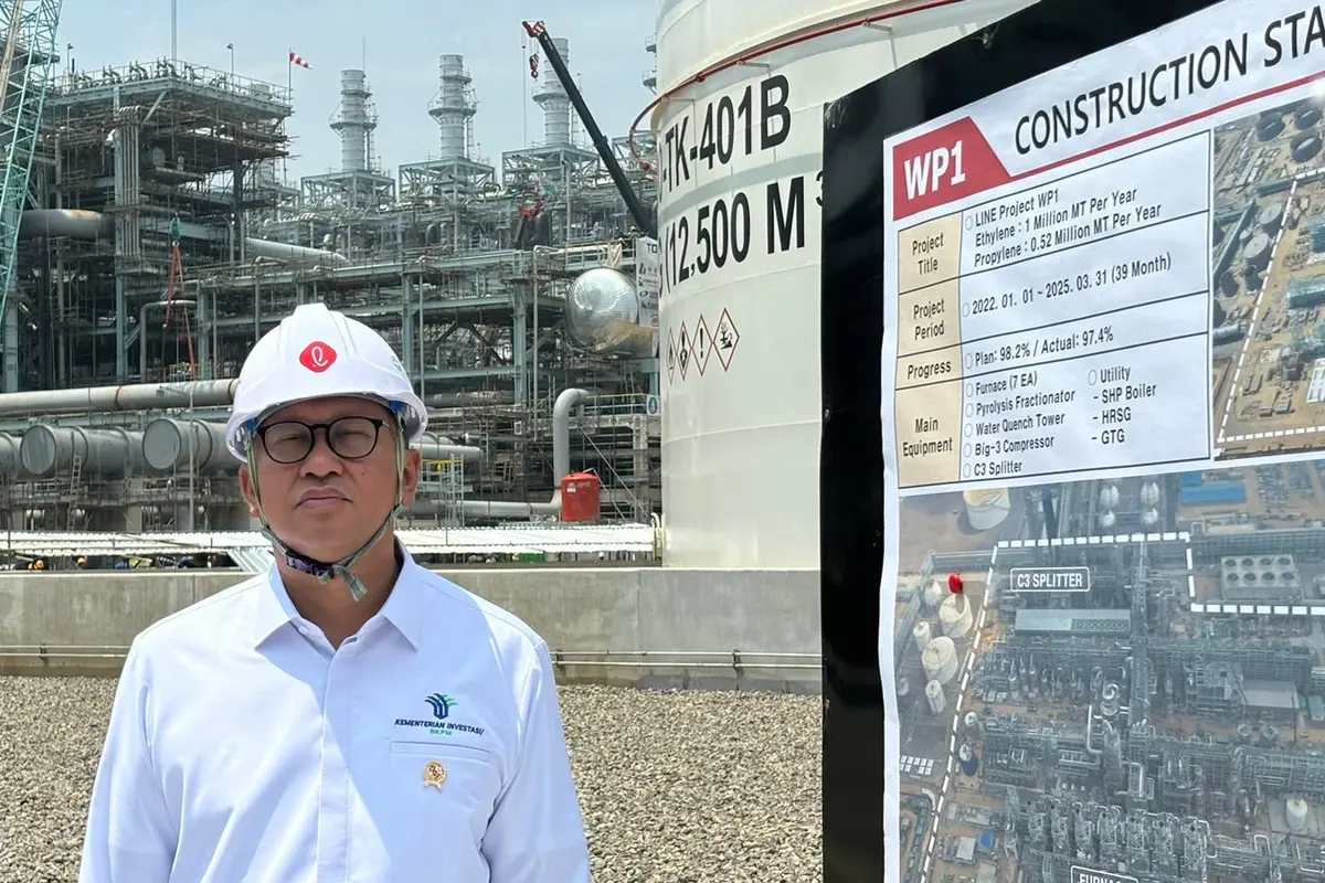 Menteri Investasi/Kepala Badan Koordinasi Penanaman Modal (BKPM) Rosan P. Roeslani  melakukan kunjungan kerja ke PT Lotte Chemical Indonesia (LCI) di Cilegon, Banten, Rabu (11/9/2024). (Tira/Liputan6.com)