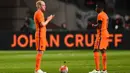 Gelandang Belanda, Davy Klaassen bersama Quincy Promes memberikan penghormatan untuk Johan Cruyff pada laga persahabatan melawan Prancis di Stadion Amsterdam Arena, Amsterdam, Jumat (25/3/2016). Belanda takluk 2-3 dari Prancis. (AFP/Franck Fife)