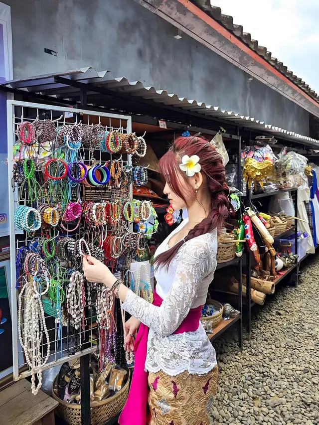 Cathez Pakai Kebaya Bali