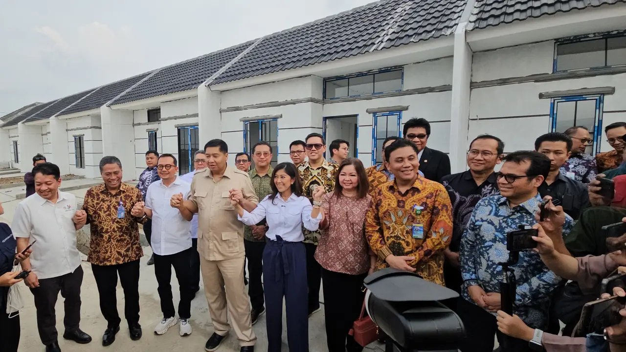 Menteri Komunikasi dan Digital Meutya Viada Hafid dan Menteri Perumahan dan Kawasan Permukiman (PKP) Maruarar Sirait melakukan penyerahan kunci rumah kepada para wartawan