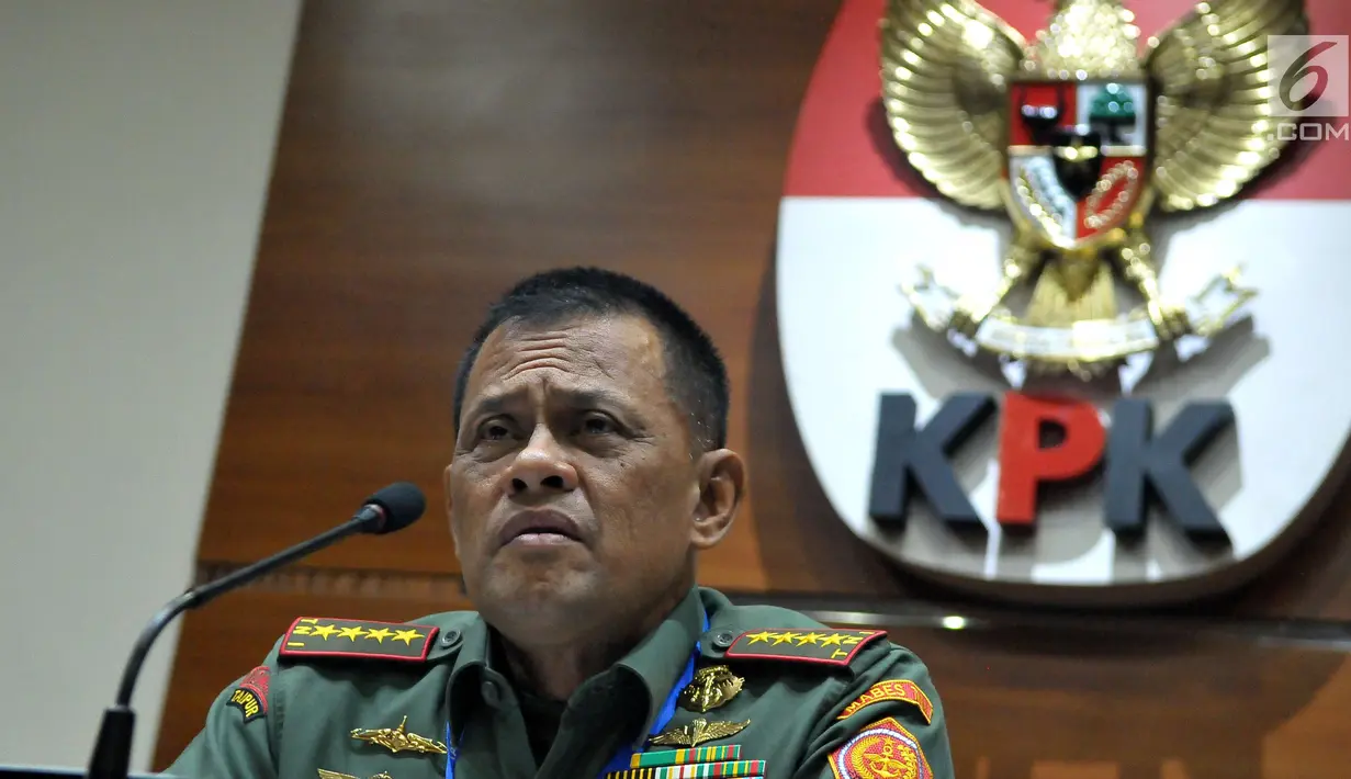 Panglima TNI Jenderal TNI Gatot Nurmantyo memberi keterangan kasus dugaan pembelian helikopter AW 101, Jakarta, Jumat (26/5). POM TNI menetapkan tiga tersangka yaitu Marsma TNI Fachri Adamy, Letkol (Adm) WW dan Pelda SS. (Liputan6.com/Helmi Afandi)