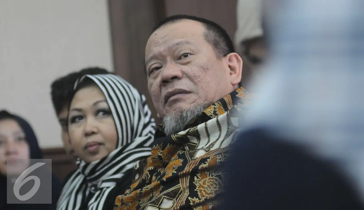 La Nyalla Mattalitti saat menunggu sidang di Pengadilan Tipikor, Jakarta Pusat, selasa (27/12). Sebelumnya La Nyalla dituntut enam tahun penjara dan denda Rp 500 juta oleh jaksa penuntut umum pada Kejaksaan Tinggi Jawa Timur. (Liputan6.com/Helmi Affandi)