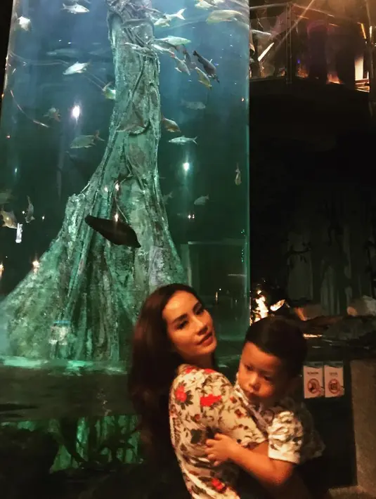 "Tawaran film juga berkurang. Saya besarin anak sendiri, saya nggak malu sampe saya jualan nasi kemana-mana." ujar Shinta Bachir ketika ditemui di bilangan Tendean, Jakarta Selatan, Jumat (6/4) dilansir dari Kapanlagi. (Instagram/shintabachir86_real)