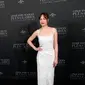 Aktris Dakota Johnson berpose saat menghadiri penayangan perdana film terbarunya, Fifty Shades Freed di Salle Pleyel di Paris, Prancis (6/2). Fifty Shades Freed dirilis pada 9 Februari 2018. (AP Photo/Francois Mori)