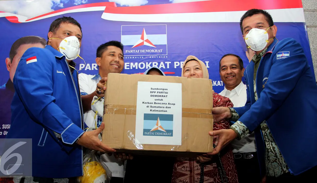 Partai Demokrat (PD) memberikan bantuan secara simbolis untuk korban bencana asap di Sumatra dan Kalimantan, Jakarta, Minggu (6/9/2015). PD mengajak masyarakat untuk bahu membahu menanggulangi bencana asap. (Liputan6.com/Helmi Afandi)