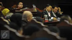  Gubernur DKI Jakarta Basuki Tjahaja Purnama atau Ahok (kanan) mengikuti lanjutan sidang gugatan UU Pilkada di Mahkamah Konstitusi, Jakarta, Kamis (6/10). Sidang tersebut mendengarkan pendapat dari ahli pemerintah. (Liputan6.com/Faizal Fanani)