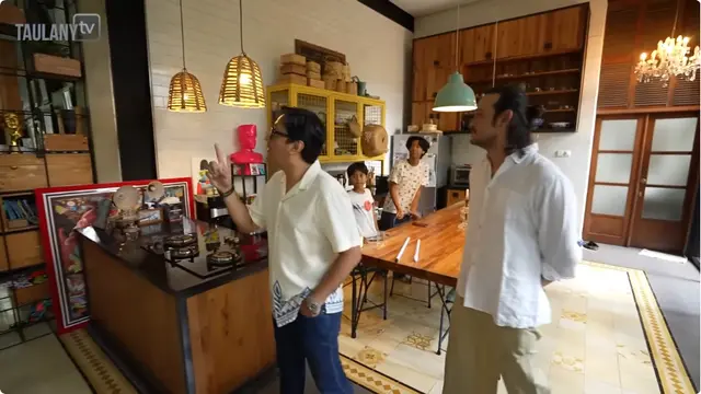 Potret Dapur dan Meja Makan Rumah Dwi Sasono dan Widi Mulia (YouTube TAULANY TV)
