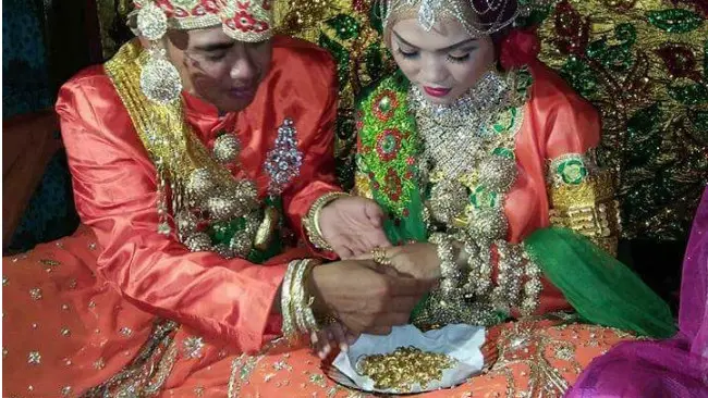 Persembahan 115 Cincin Emas Mempelai Pria Kepada Mempelai Wanita di Bone. (Liputan6.com/Fauzan)