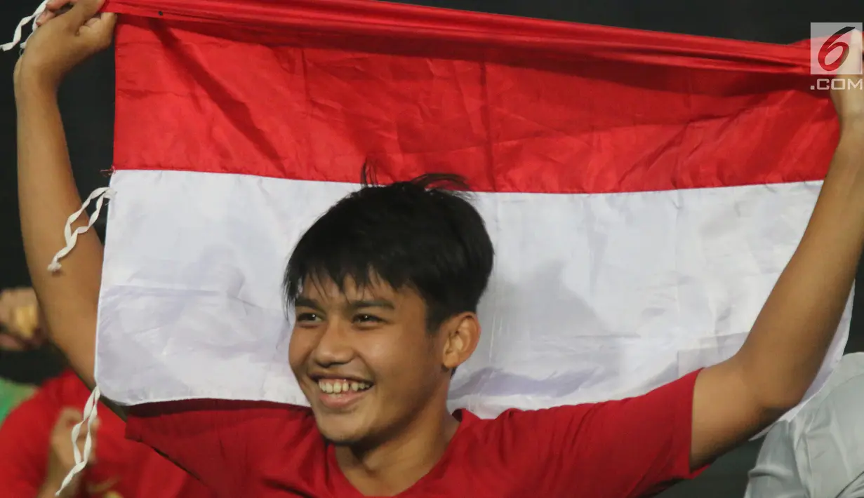 Gelandang Timnas Indonesia, Witan Sulaeman merayakan gelar juara Piala AFF U-22 2019 setelah mengalahkan Thailand pada laga final di Stadion National Olympic, Phnom Penh, Selasa (26/2). Indonesia menang 2-1 atas Thailand. (Bola.com/Zulfirdaus Harahap)