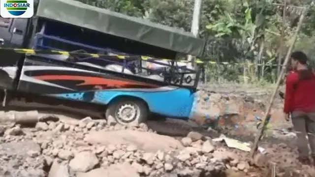 Tanah bergerak juga merusak jalan di Nyalindung, Sukabumi, Jawa Barat.