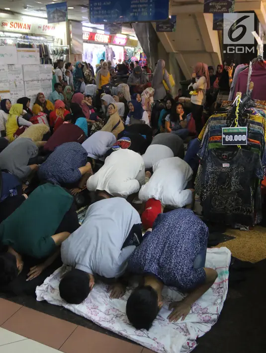 Sejumlah umat muslim melaksanakan salat jumat pada bulan Ramadan di selasar Pasar Tanah Abang, Jakarta, Jumat (25/5). Tak hanya pedagang, pembeli pun ikut membaur Salat Jumat di lorong kios, selasar, bahkan lorong toilet. (Liputan6.com/Arya Manggala)