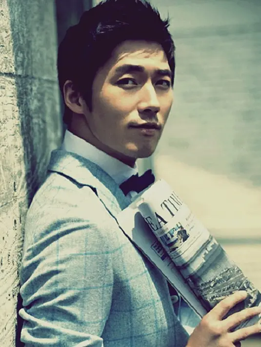 Jika kalian pernah melihat drama Fated to Love, pasti sudah tak asing dengan Jang Hyuk. Walaupun 41 tahun, akan tetapi aktor yang satu ini tetap memesona. (Foto: soompi.com)