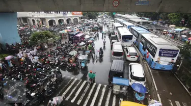 Kendaraan massa aksi 2 Desember terparkir di sepanjang Jalan Raya Pos, Jakarta, Jumat (2/12). Terbatasnya tempat parkir menyebabkan massa aksi memarkirkan kendaraan di tepi jalan, meskipun menutup arus lalu lintas. (Liputan6.com/Immanuel Antonius)