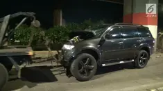 Menghindari tawuran warga, sebuah mobil jenis suv ringsek usai menabrak tiang beton jalan tol.