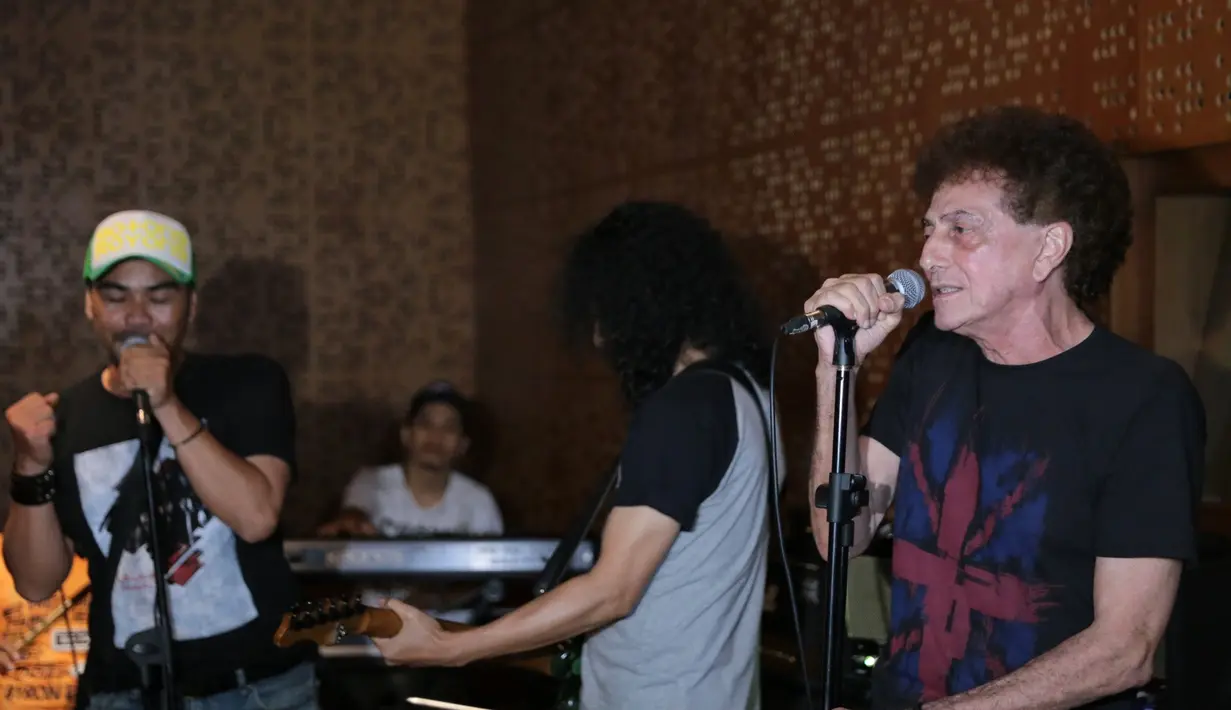 “Sebetulnya membuat Indonesia Bersatu ini karena kami berempat sebagai seniman ingin memberikan sesuatu untuk bangsa ini,” kata Iis di Jakarta, Selasa (14/11/2017). (Adrian Putra/Bintang.com)