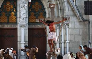 Umat Katolik memperagakan drama visualisasi prosesi penyaliban Yesus saat peringatan Jumat Agung di Gereja Katedral, Jakarta, Jumat (3/4/2026). Visualisasi Jalan Salib (atau sering disebut Tablo) merupakan sebuah pertunjukan drama yang memeragakan kembali kisah sengsara dan wafatnya Yesus Kristus. (Kapanlagi.com/Budy Santoso)