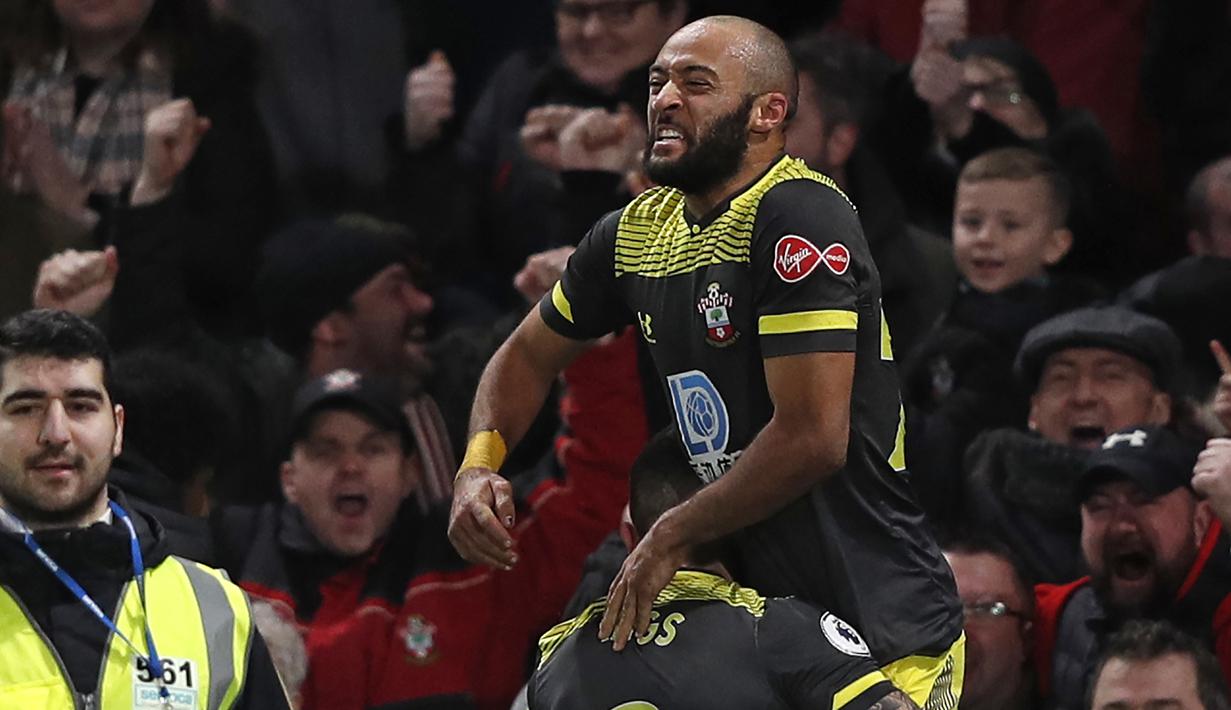 Gelandang Southampton, Nathan Redmond, merayakan gol yang dicetak ke gawang Chelsea pada laga Premier League 2019 di Stadion Stamford Bridge, Kamis (26/12). Chelsea menyerah 0-2 dari Southampton. (AFP/Adrian Dennis)