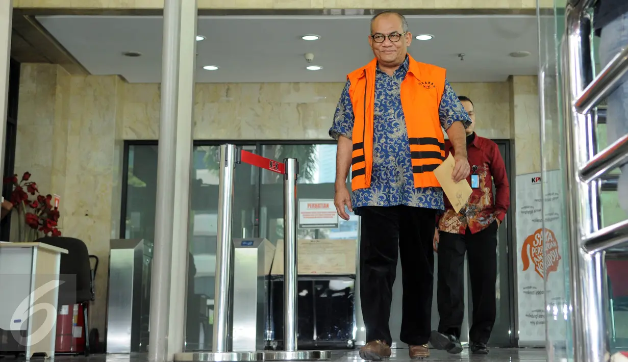 Pengusaha Yogan Askan usai menjalani pemeriksaan perdana di gedung KPK, Jakarta, Jumat (15/7). Yogan Askan menjadi Tersangka pemberi suap terkait rencana proyek pembangunan 12 ruas jalan di Sumatera Barat. (Liputan6.com/Helmi Afandi)
