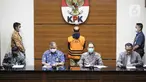 Wakil Ketua KPK Ali Ghufron (kedua kanana) menyampaikan keterangan terkait penetapan tersangka Kepala KPP Pratama Bantaeng Wawan Ridwan di Gedung KPK, Jakarta, Kamis (11/11/2021). KPK menetapkan Wawan sebagai tersangka dugaan korupsi perpajakan di Dirjen Pajak Kemenkeu. (Liputan6.com/Faizal Fanani)