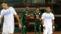 Pemain Bhayangkara Surabaya United merayakan gol ke gawang Persib Bandung pada lanjutan Torabika Soccer Championship 2016 di Stadion Delta Sidoarjo, Sabtu (11/6/2016). (Bola.com/Nicklas Hanoatubun)