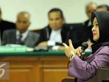 Istri kedua mantan Gubernur Sumut Gatot Pujo Nugroho, Evy Susanti menjadi saksi dalam sidang lanjutan kasus suap tiga hakim dan panitera PTUN dengan terdakwa OC Kaligis di PengadilanTipikor Jakarta, Kamis (1/10/2015). (Liputan6.com/Helmi Fithriansyah)