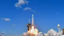Pesawat ruang angkasa NASA bernama Europa Clipper menggunakan tenaga surya yang diluncurkan dengan roket SpaceX Falcon Heavy. (CHANDAN KHANNA/AFP)