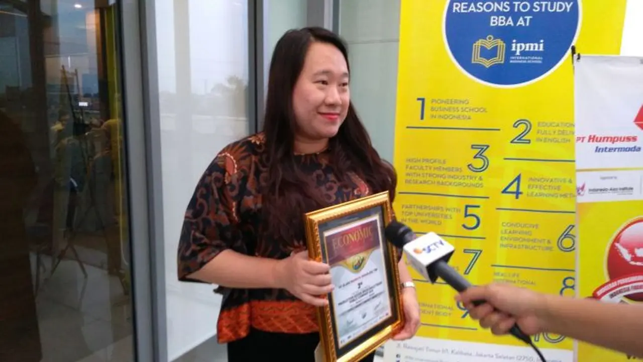 Direktur Independen Elang Mahkota Teknologi Titi Maria Rusli. (Tommy Kurnia/Liputan6.com)