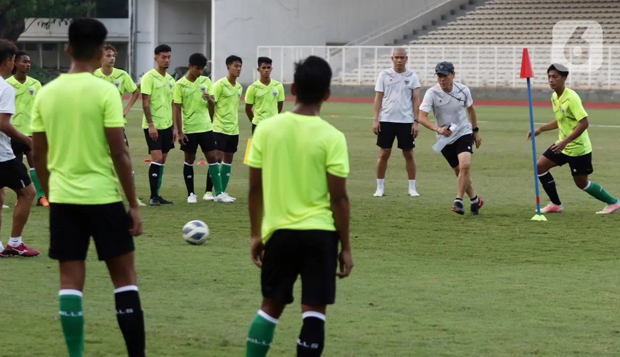 Pelatih Kepala Timnas Indonesia, Shin Tae-yong (kedua kanan) saat melatih Timnas Indonesia U-19 di Stadion Madya Gelora Bung Karno, Jakarta, Selasa (21/6/2022). Timnas Indonesia U-19 dalam mengarungi Piala AFF U-19 2022 tergabung dalam Grup A bersama Vietnam, Thailand, Myanmar, Brunei Darussalam, dan Filipina. (Liputan6.com/Helmi Fithriansyah)