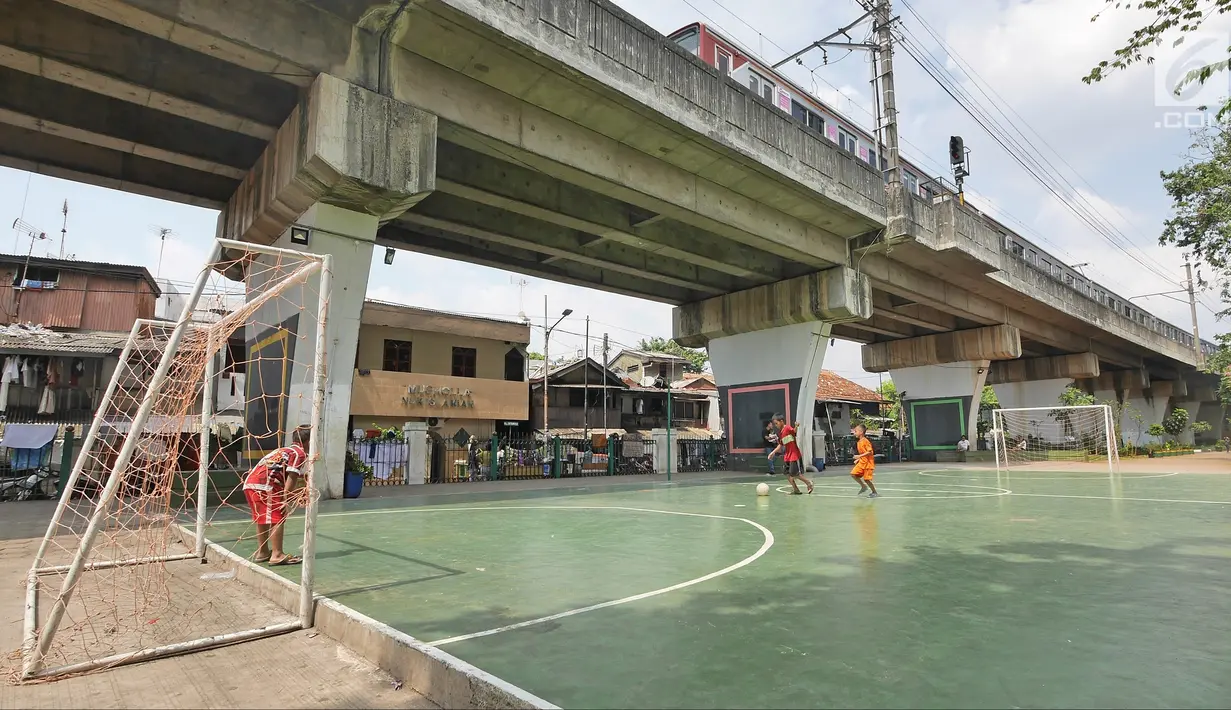 Anak-anak bermain futsal di RPTRA kawasan Mangga Dua Selatan, Jakarta, Minggu (6/5). Sebelum dirubah menjadi RPTRA dua tahun lalu, kolong rel kereta tersebut merupakan tempat parkir dan tempat sampah. (Liputan6.com/Herman Zakharia)
