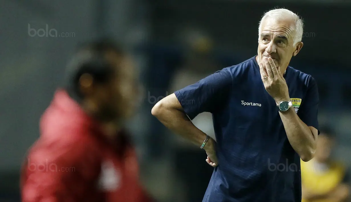 Pelatih Persib, Mario Gomez, saat pertandingan melawan PSM pada laga Piala Presiden di Stadion GBLA, Bandung, Jumat (26/1/2018). Persib takluk 0-1 dari PSM. (Bola.com/M Iqbal Ichsan)