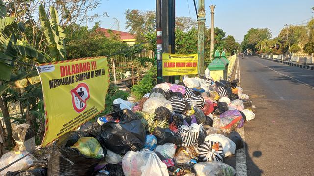 Tumpukan Sampah di Jembatan Winong, Pandeyan, Umbulharjo, Yogyakarta.