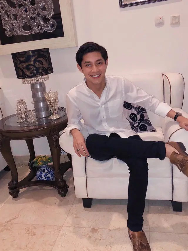 Inspirasi Gaya Fashion Baju Putih ala Teuku Rassya