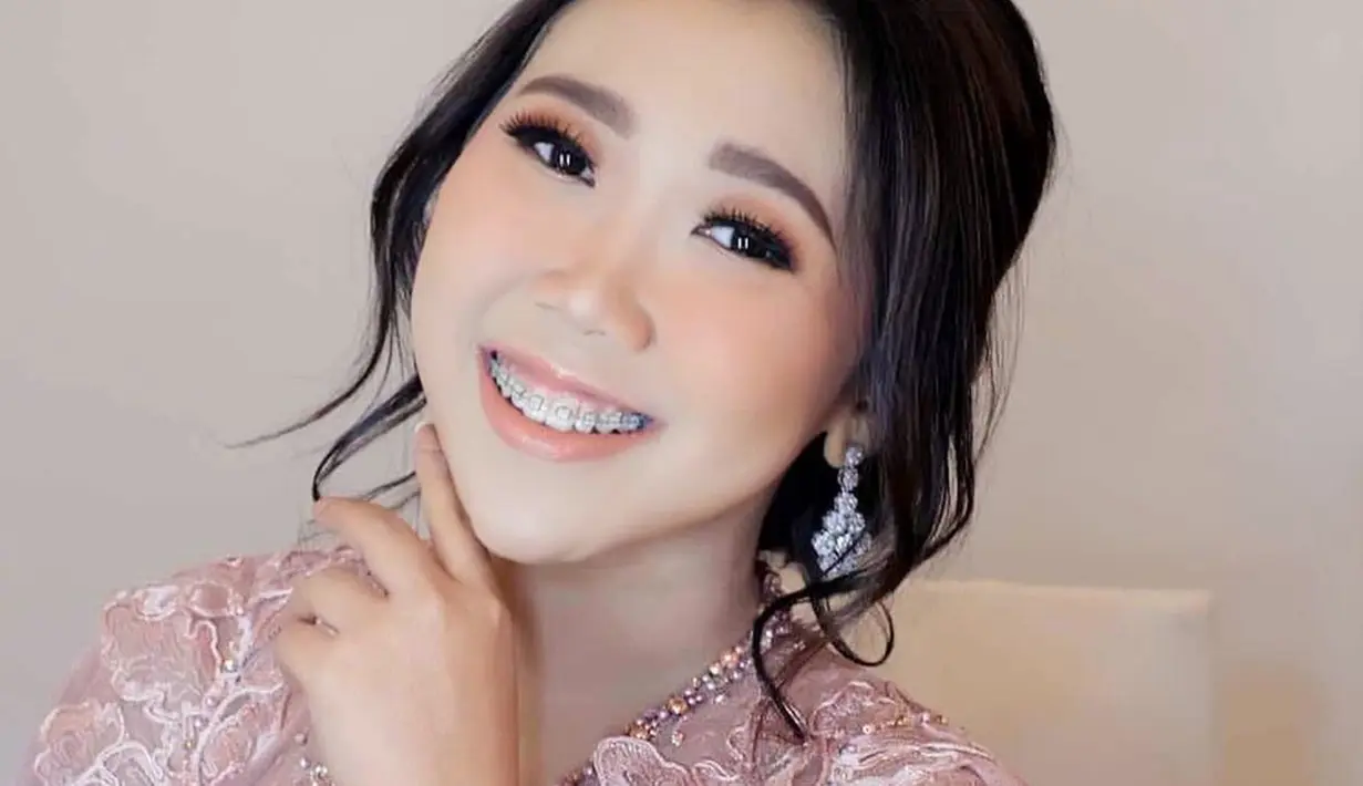 Melalui media sosial miliknya, pemain film Imperfect itu kerap membagikan video menarik, termasuk ketika ia membagikan transformasi wajahnya sebelum dan sesudah dimakeup. Penampilannya dengan makeup tebal pun berhasil bikin pangling.(Liputan6.com/IG/@kikysaputrii)